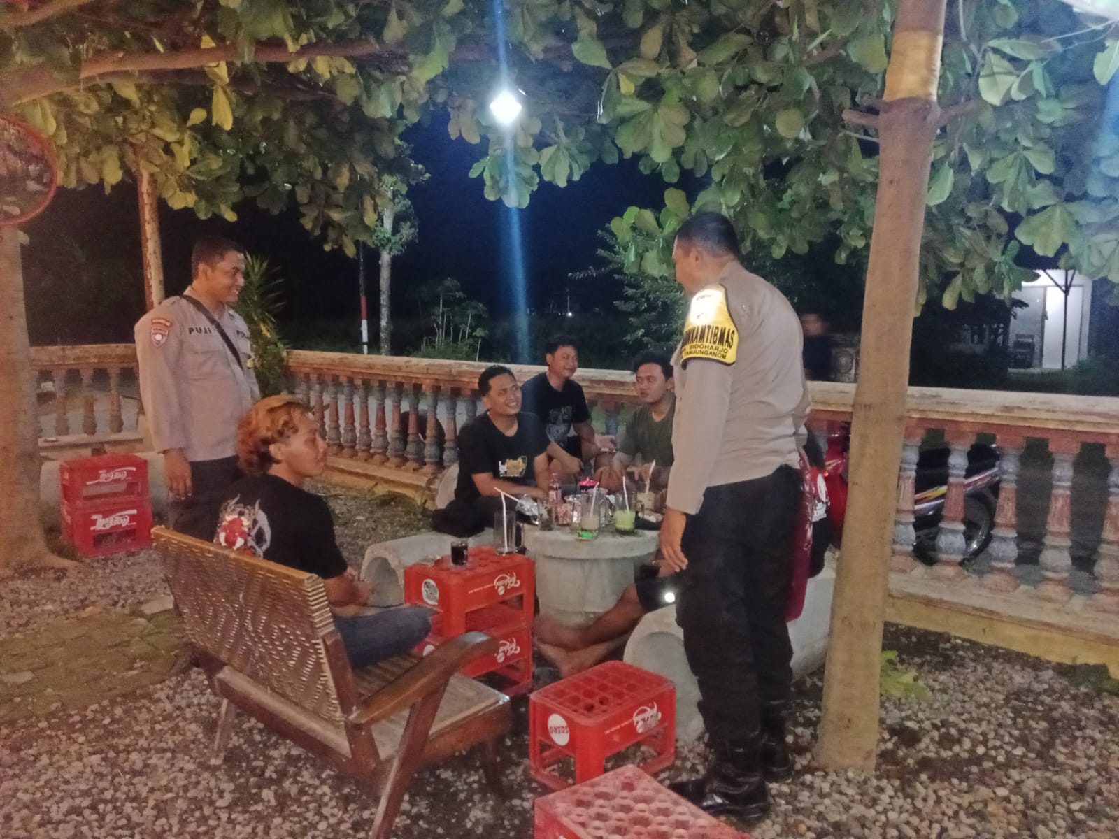 Jaga Kondusifitas, Patroli Polsek Warujayeng Sapa Pengunjung Warung Kopi di Gambirejo