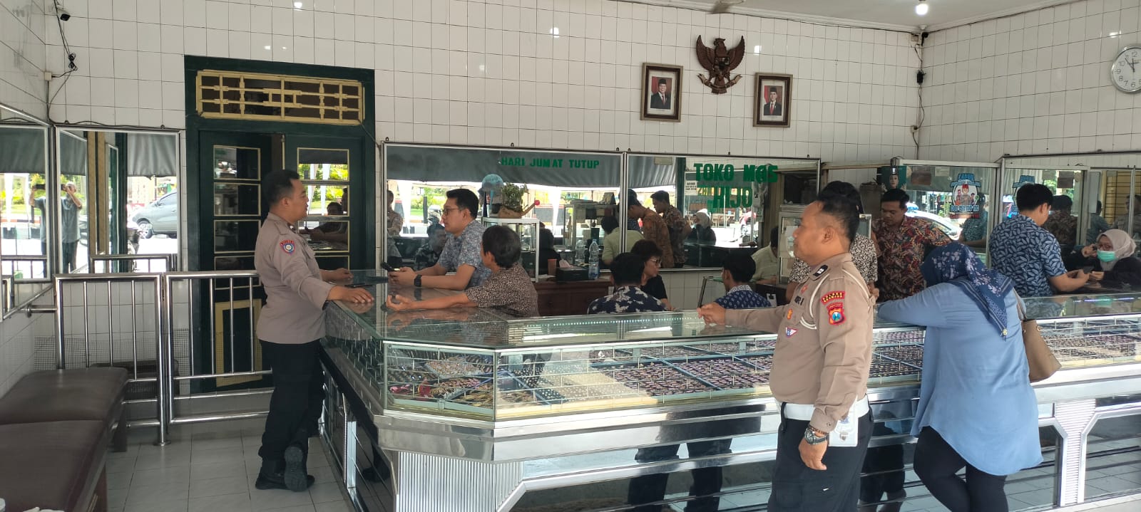 Harga Emas Terus Naik, Polsek Nganjuk Kota Intensifkan Patroli dan Himbauan di Toko Emas