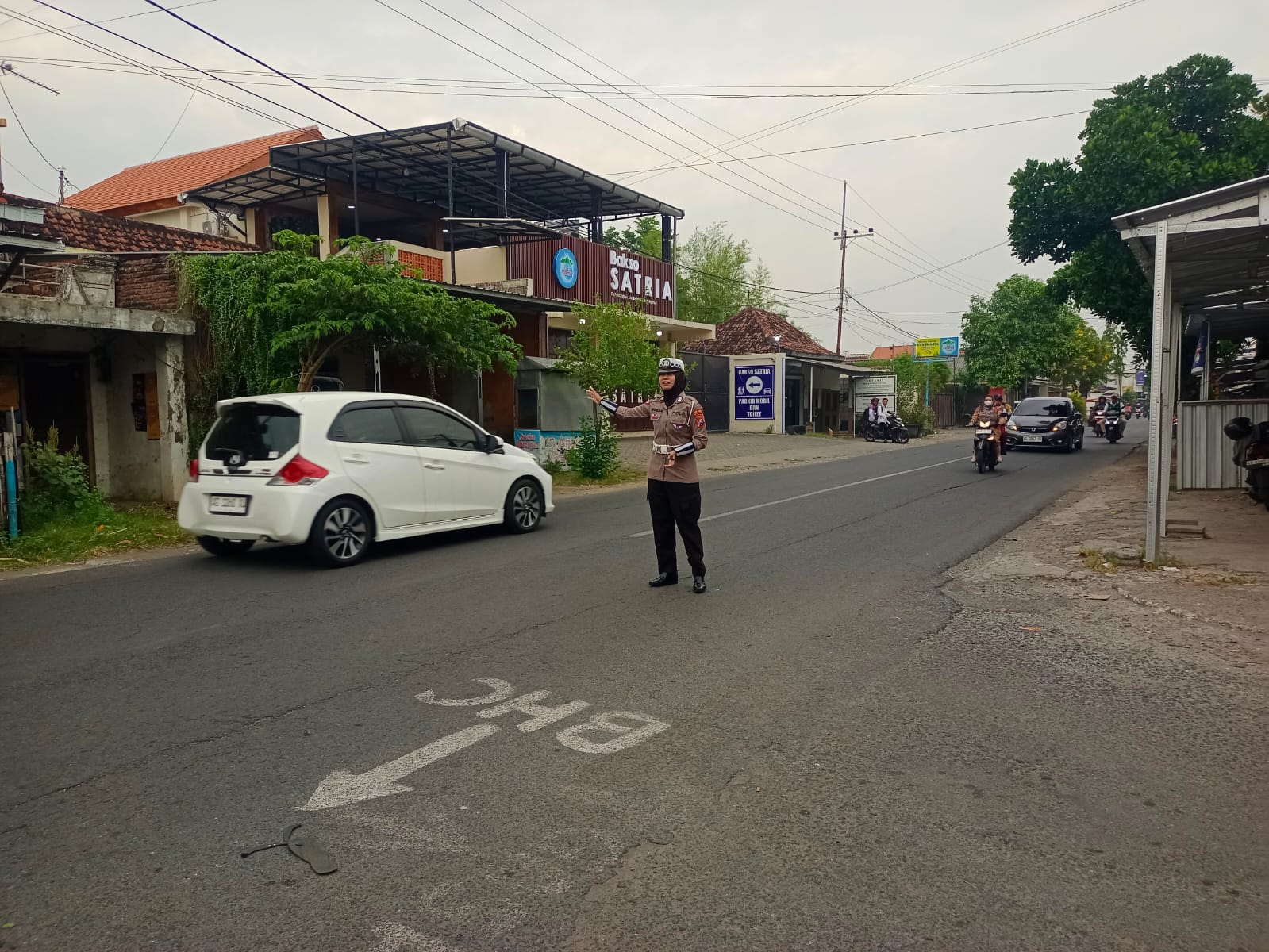 Giat Gaktur Pagi Polsek Kertosono Bantu Penyeberangan Masyarakat