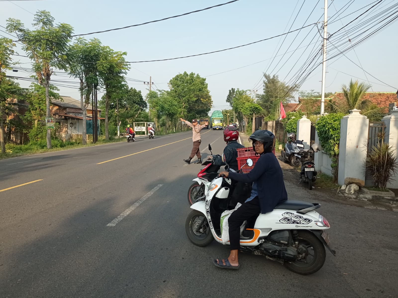 Giat Gaktur Pagi Polsek Kertosono Bantu Penyeberangan Masyarakat