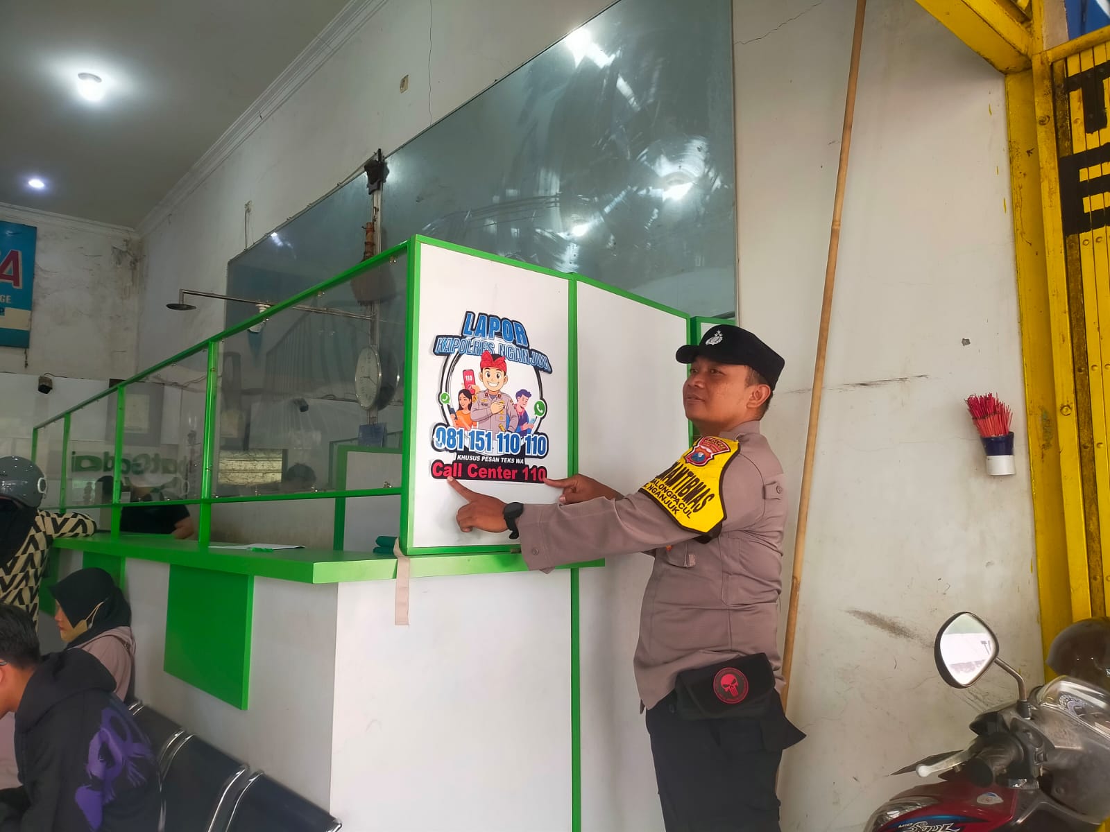 Sambil Patroli, Polsek Nganjuk Kota Pasang Stiker Himbauan Program Lapor Kapolres Nganjuk