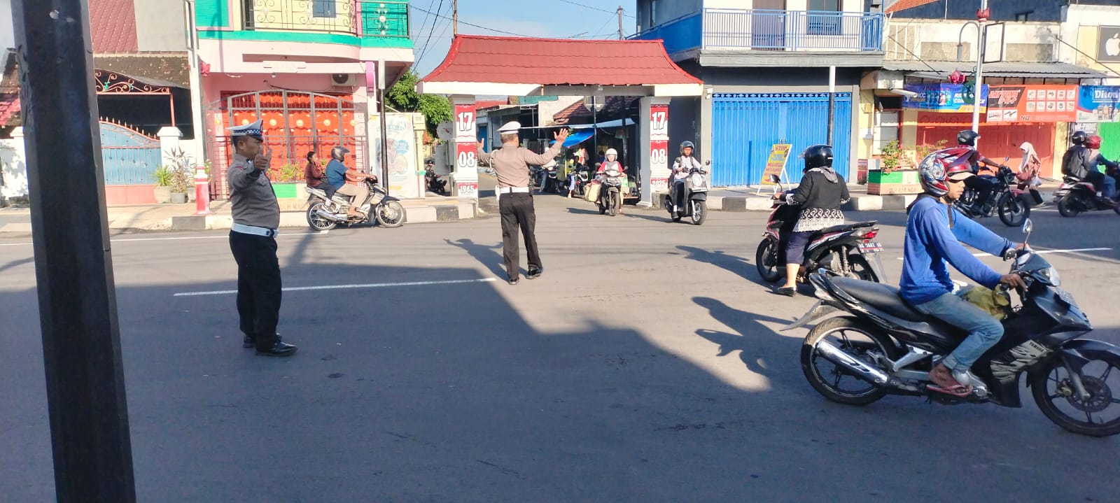 Polsek Nganjuk Kota Giat Penampilan Pagi, Unit Lantas Bantu Penyebrangan dan Atur Arus Lalu Lintas