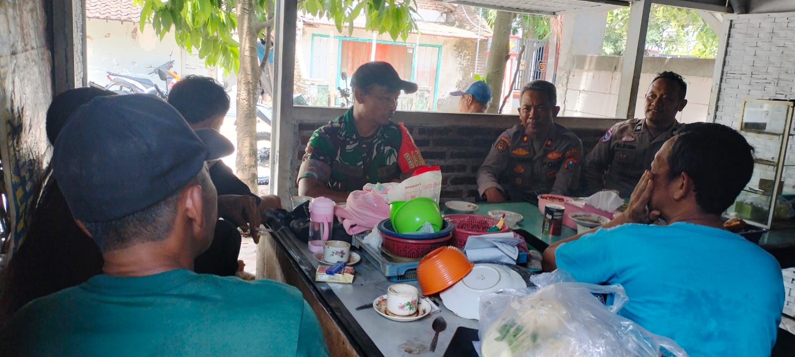Kapolsek Nganjuk Kota Gelar Kopling Kamtibmas, Ngopi Bareng Warga Sampaikan Pesan Kamtibmas dan Sosialisasi Program Lapor Kapolres