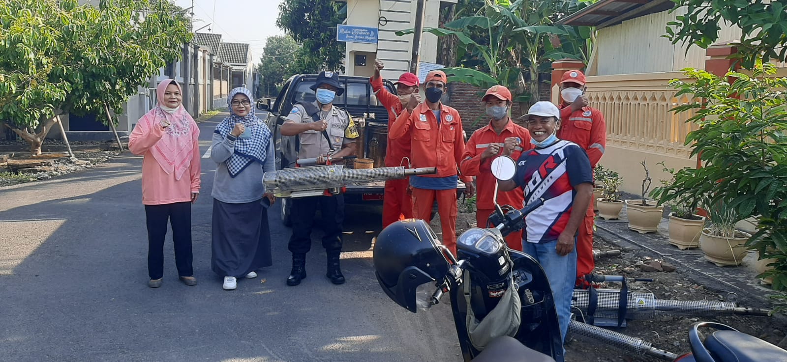 Bhabinkamtibmas Ploso Bersama 3 Pilar Laksanakan Fogging di Perumahan Jl. Bromo