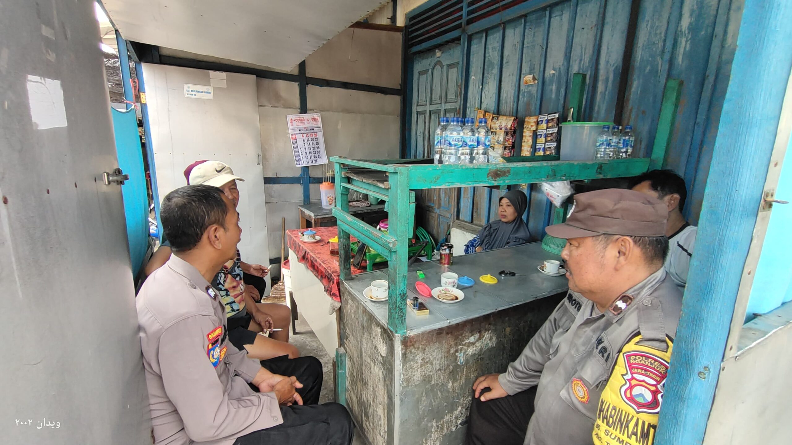 Personel Polsek Warujayeng Gelar Patroli Dialogis di Warung Kopi Komplek Pasar Warujayeng