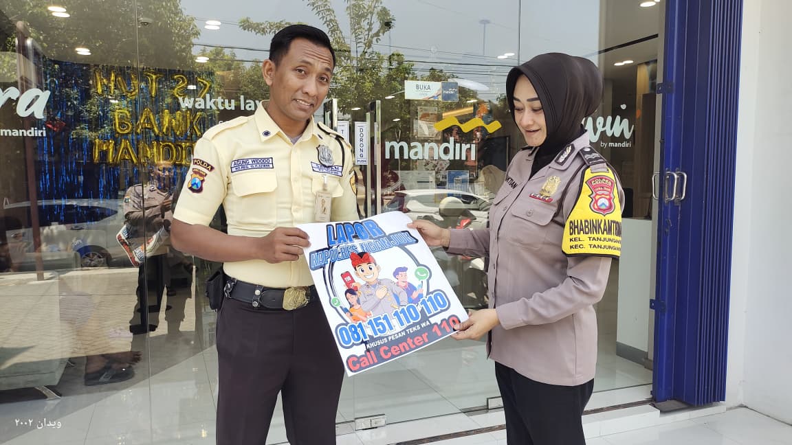 Bhabinkamtibmas Tanjunganom Sambangi Bank Mandiri, Sosialisasikan Layanan “Lapor Kapolres Nganjuk”