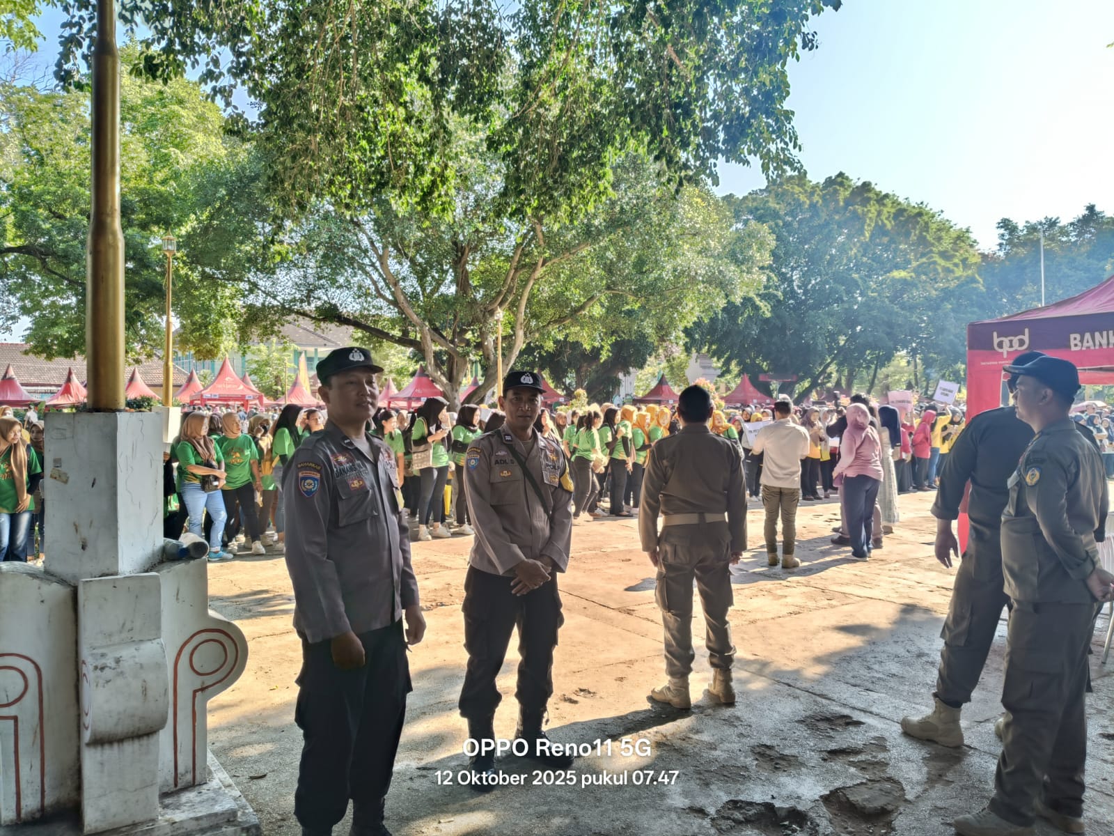 Polsek Nganjuk Kota Amankan Kegiatan Penyaluran BLT DBHCHT Tahun 2025 di Alun-Alun Kabupaten Nganjuk