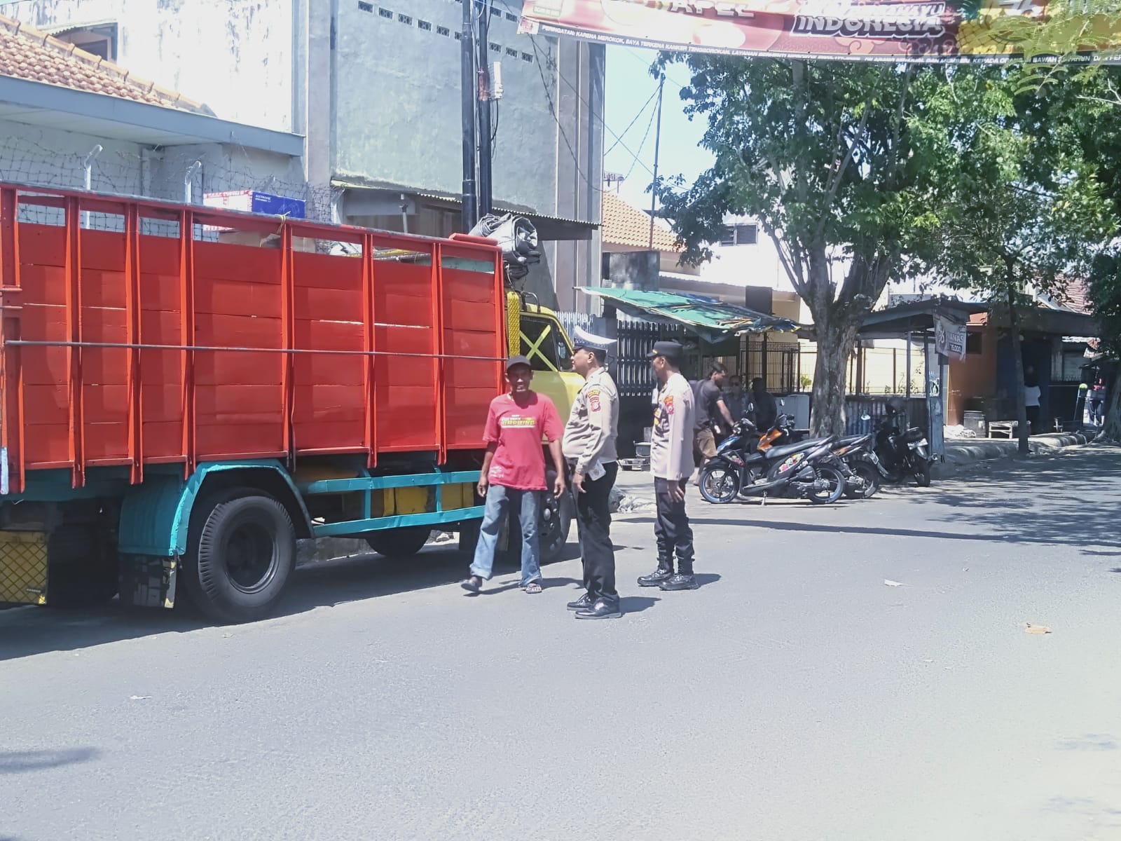 Polsek Nganjuk Kota Laksanakan Himbauan Kepada Pengemudi Truk Angkutan Barang yang Masuk Wilayah Nganjuk
