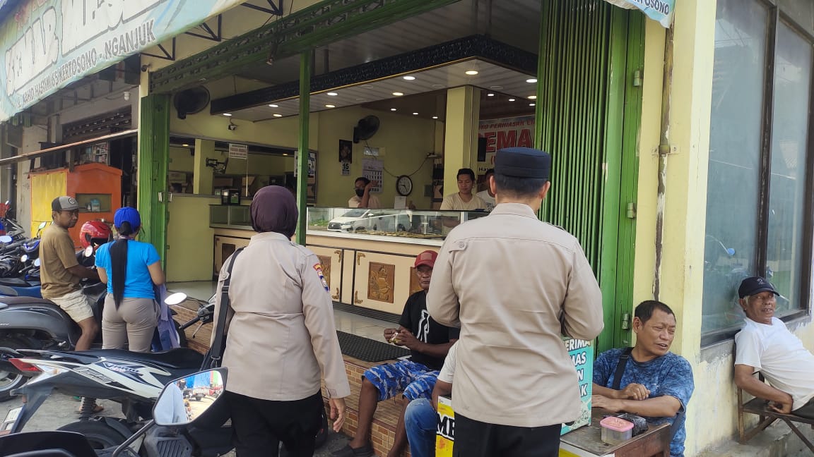 Kanit Binmas Polsek Kertosono Berikan Himbauan Kamtibmas Saat Patroli Toko Emas