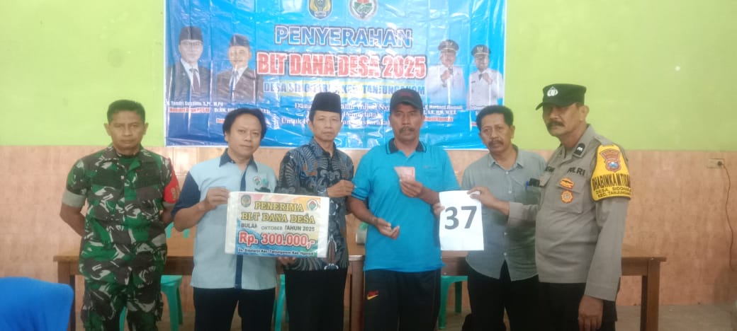 Bhabinkamtibmas Desa Sidoharjo Dampingi Pembagian BLT Dana Desa kepada Warganya