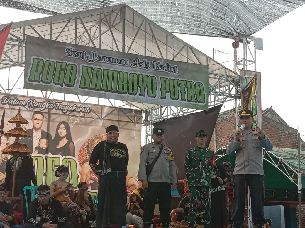 Kapolsek Warujayeng Pimpin Pengamanan Jaranan Rogo Samboyo Putro di Sonobekel