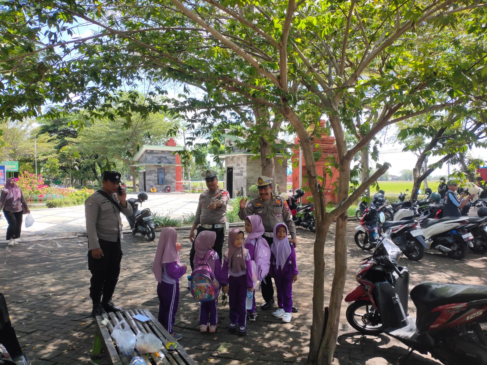 Program Polisi Menyapa, Polsek Nganjuk Kota Sambangi Siswa-Siswi TK di Taman Pandan Wilis Nganjuk