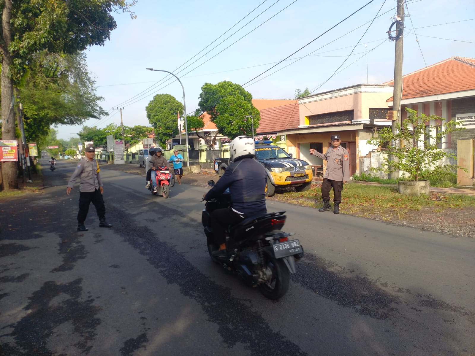 ‎Giat Gaktur Pagi Polsek Jatikalen Bantu Penyeberangan Masyarakat