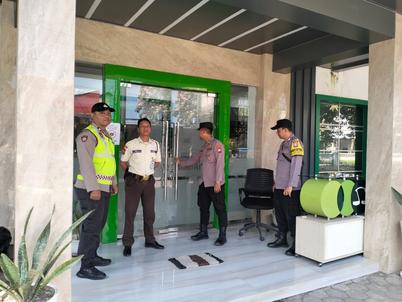 Regu Patroli Polsek Warujayeng Sambangi Kantor Pegadaian, Sampaikan Pesan Kamtibmas