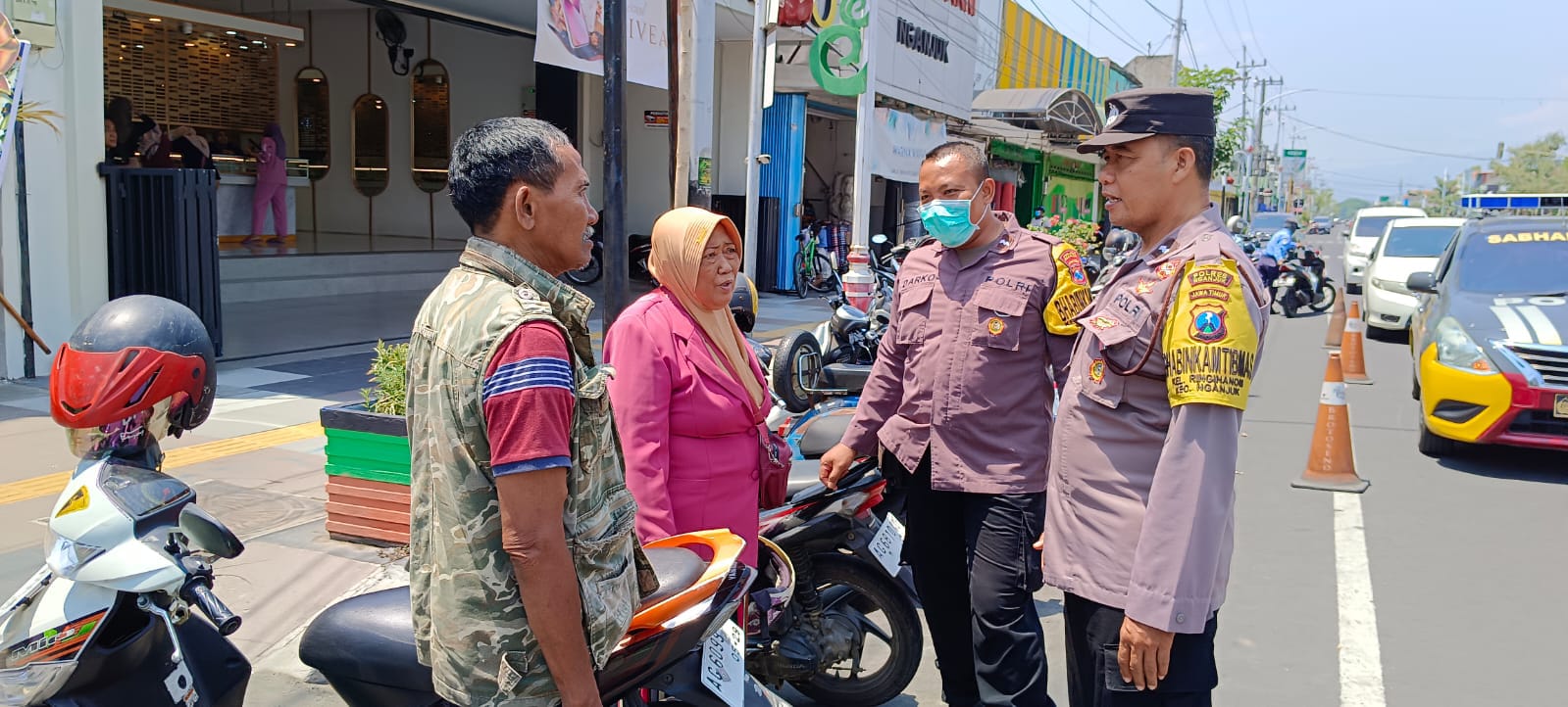 Patroli Polsek Nganjuk Kota Sambangi Juru Parkir di Jalan A. Yani, Sampaikan Himbauan Antisipasi 3C dan Tertib Parkir
