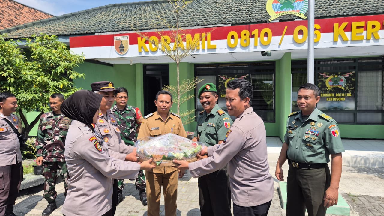 HUT TNI, POLSEK KERTOSONO BERI KEJUTAN KE MARKAS KORAMIL 0810/06 KERTOSONO