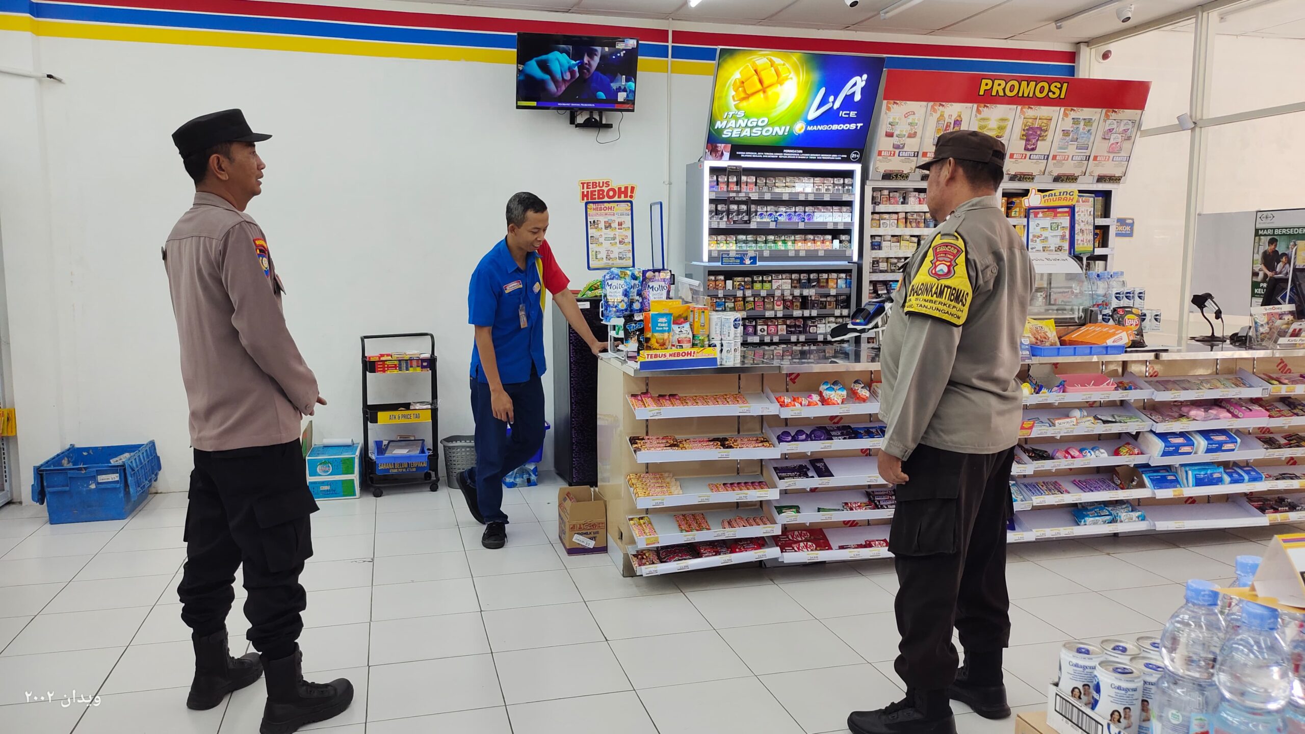 Polsek Warujayeng Gelar Patroli Dialogis dan Humanis di Indomart Jalan Basuki Rahmat