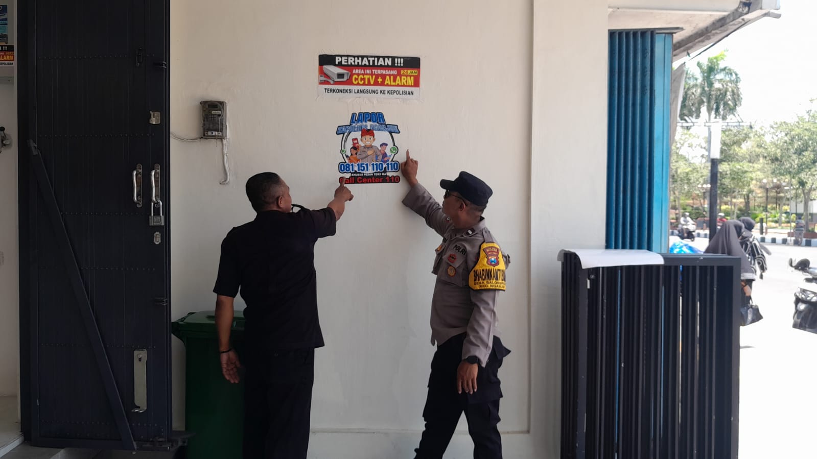 Polsek Nganjuk Kota Sosialisasikan Program “Lapor Kapolres Nganjuk”, Melalui Penempelan Pamflet di Swalayan dan Objek Vital