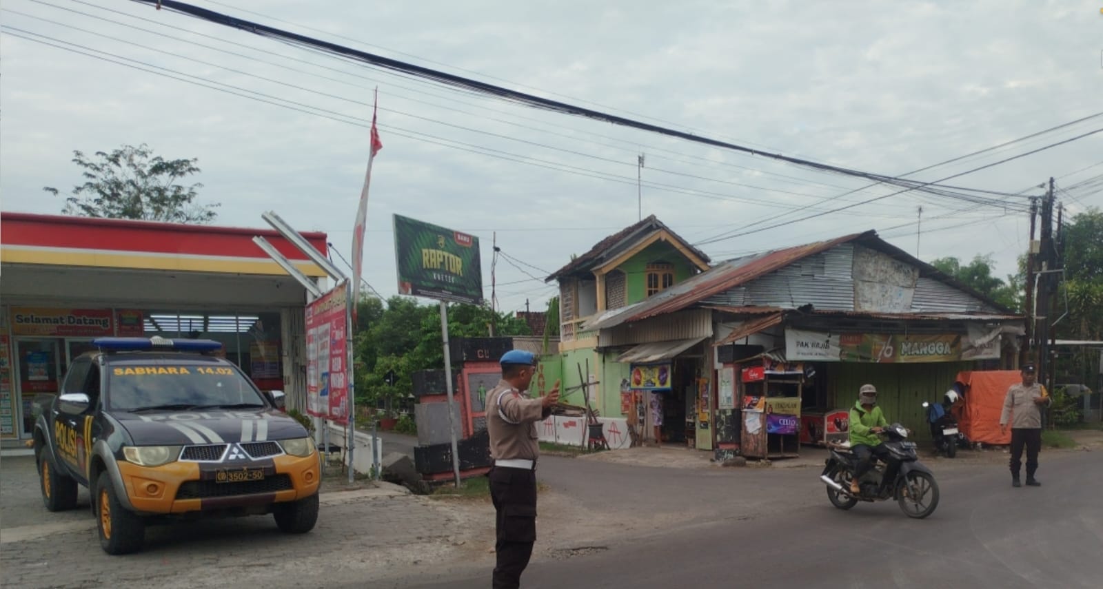 Giat Penampilan Gaktur lalin di Pagi hari Polsek Jatikalen Bantu Penyeberangan Masyarakat