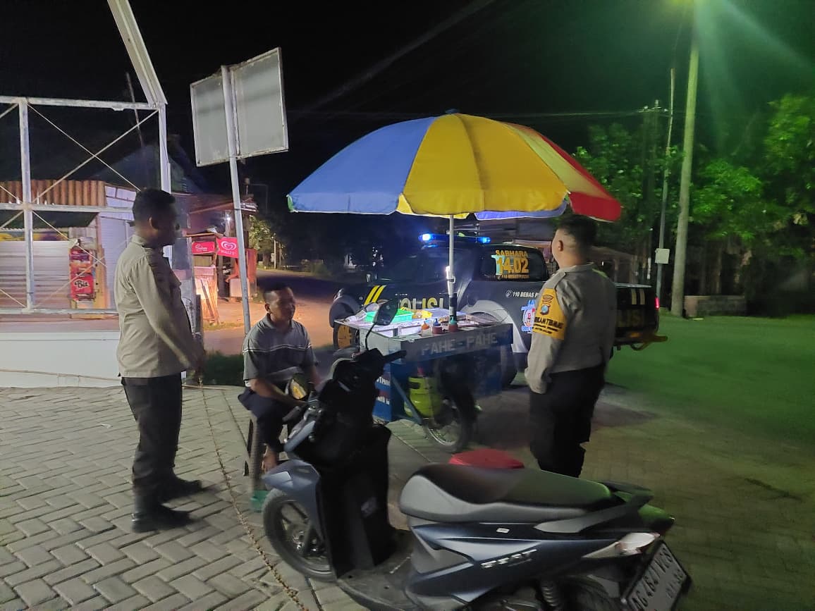 Patroli Dialogis, Anggota Polsek Jatikalen Sambangi Pemuda dan Warga Masyarakat Desa Ngasem di Malam Hari, Sampaikan Pesan Kamtibmas