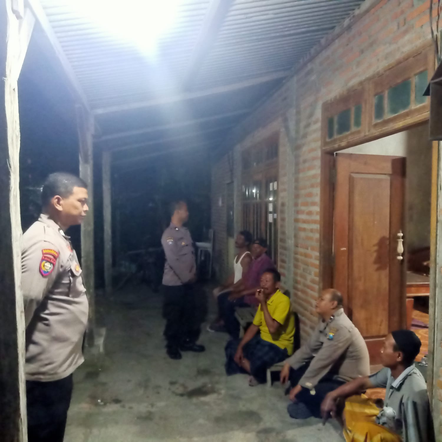 ‎Patroli Dialogis Malam Hari Polsek Jatikalen Dengan Warga masyarakat Desa Perning
