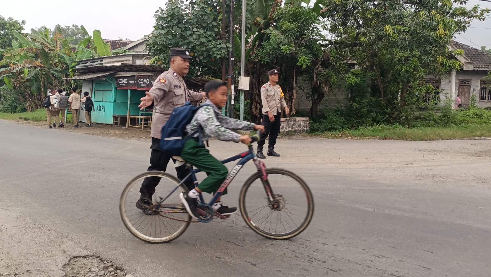 Giat Gaktur Pagi Polsek Jatikalen Bantu Penyeberangan Masyarakat