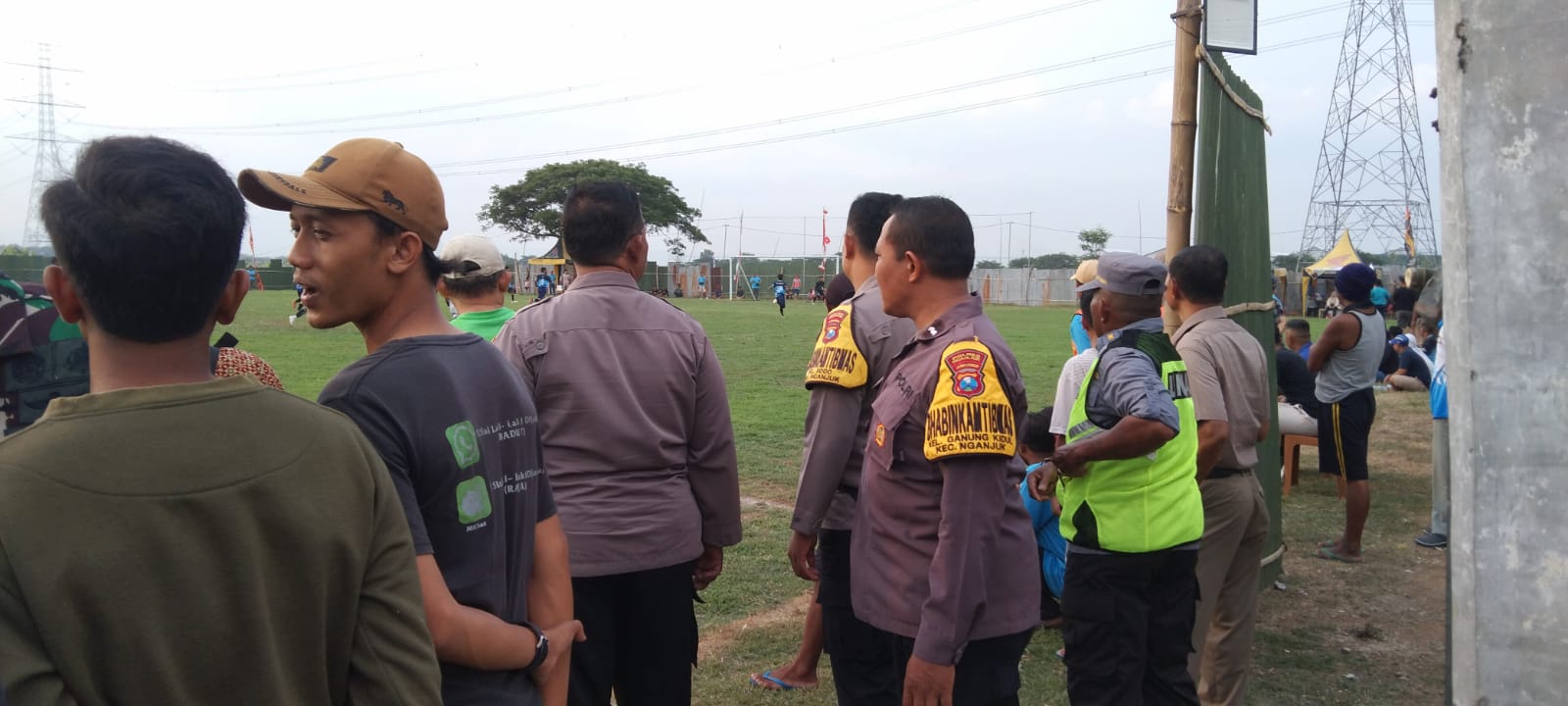 Polsek Nganjuk Kota Amankan Giat Turnamen Sepak Bola Kades Cup di Lapangan Desa Kedungdowo