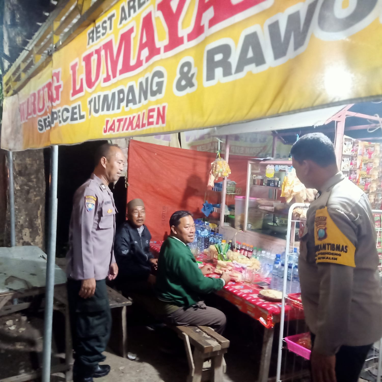 Patroli dialogis Sambangi Warga masyarakat yang nongkrong di warung makan di malam hari