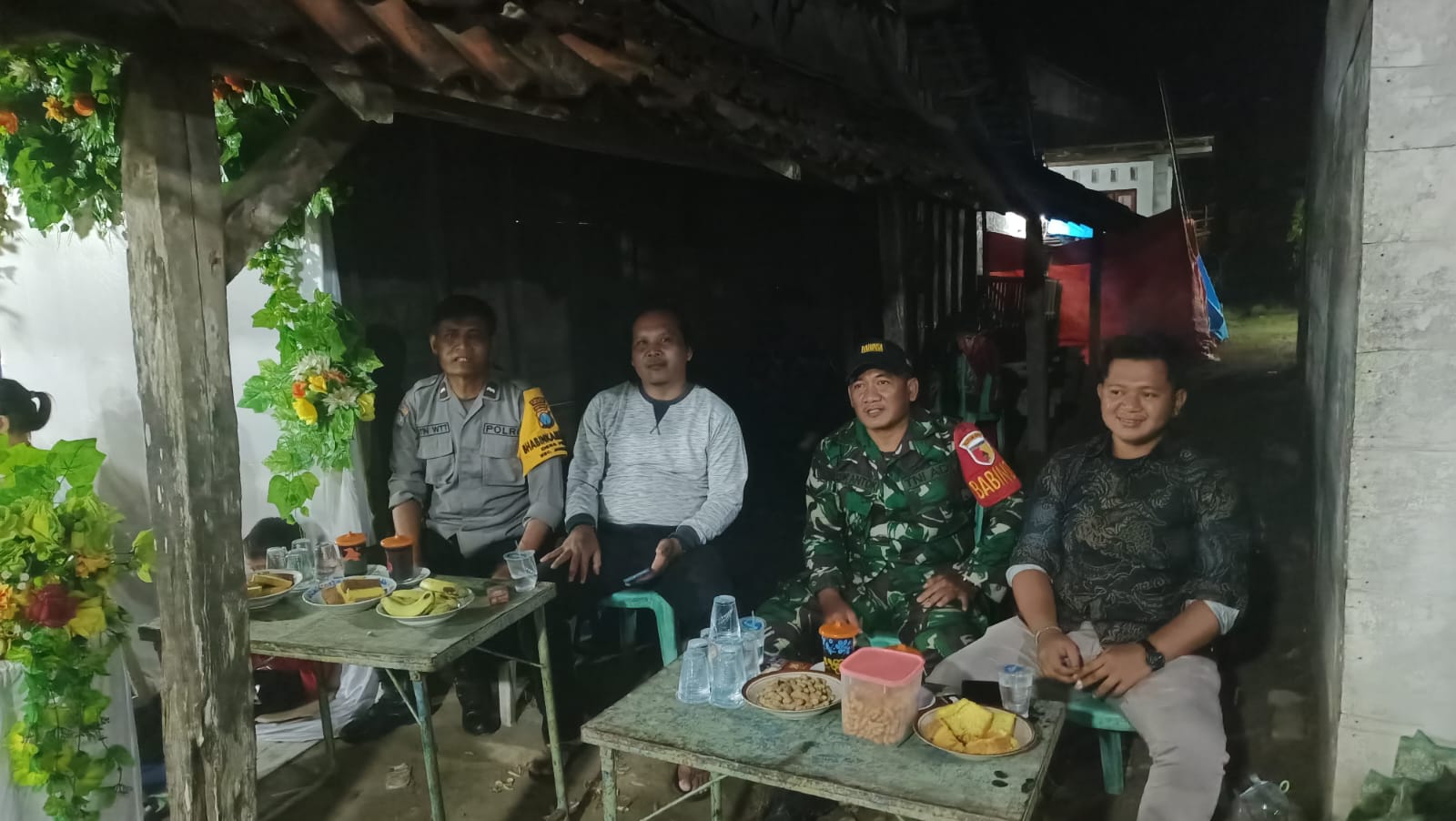 Anggota Polsek Jatikalen bersama Bhabinkamtibmas dan Babinsa Desa Pule Pam Giatmas Elektun Di Desa Binaannya