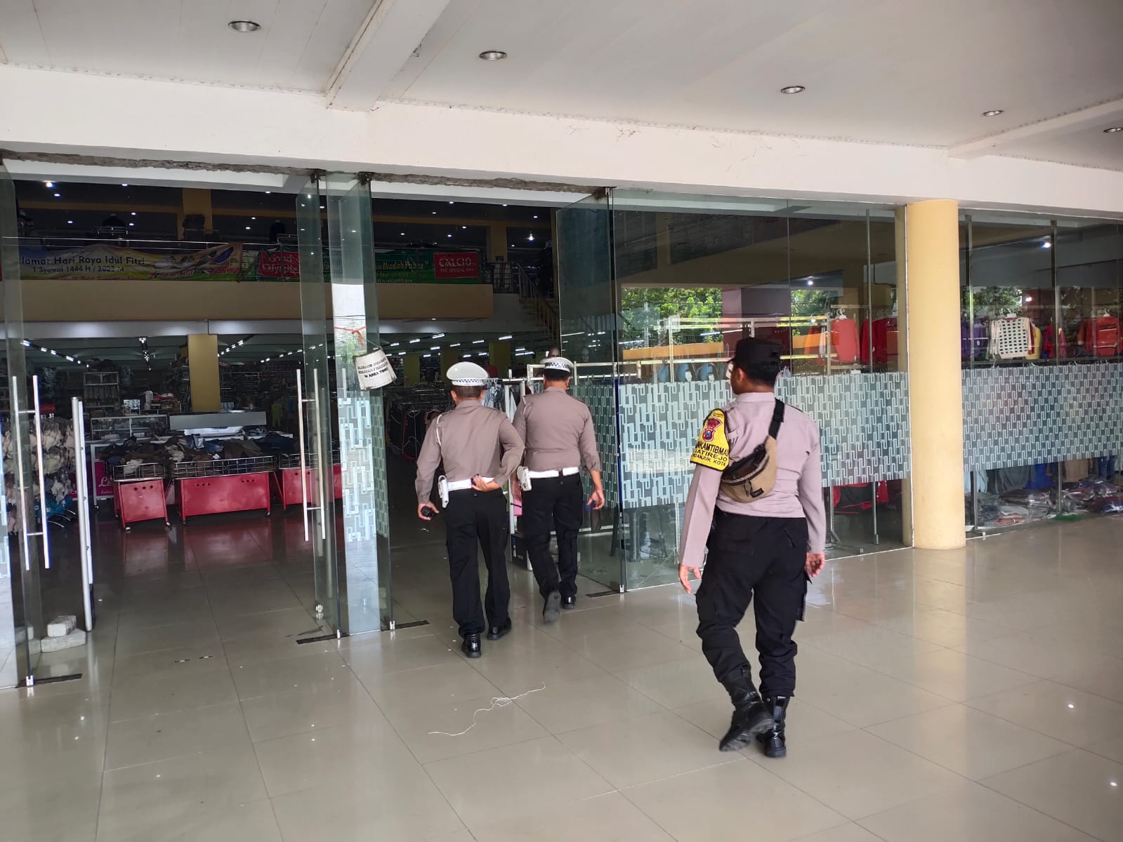 Patroli Polsek Nganjuk Kota Sambangi Swalayan, Antisipasi Kerawanan dan Sampaikan Pesan Kamtibmas