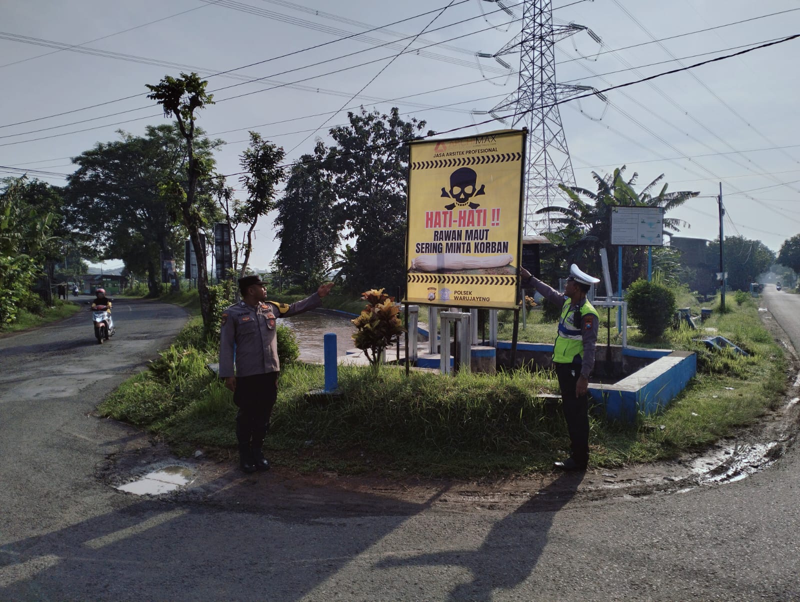 Polsek Warujayeng Pasang Banner Peringatan di Titik Rawan Kecelakaan Lalu Lintas Wilayah Kecamatan Tanjunganom