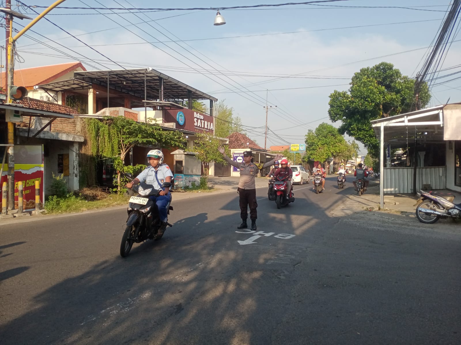 Giat Gaktur Pagi Polsek Kertosono Bantu Penyeberangan Masyarakat
