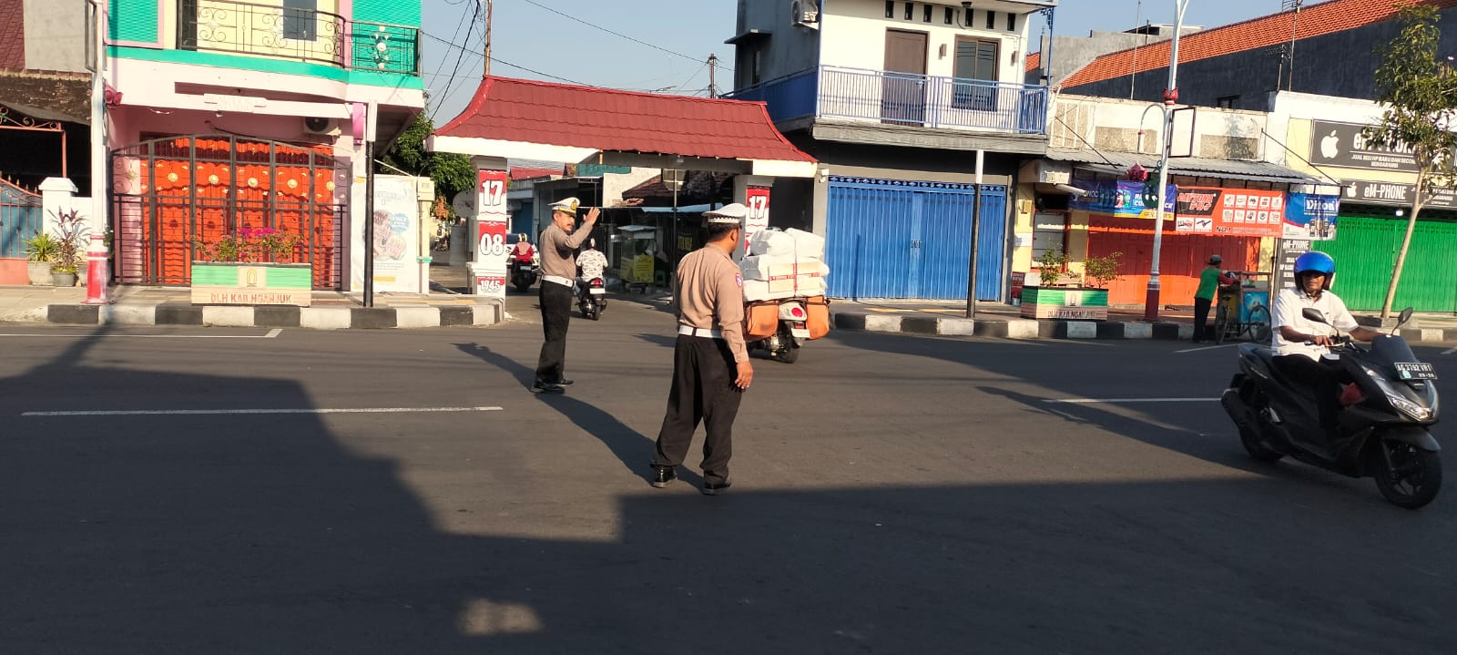 Sapa Pagi, Polsek Nganjuk Kota Berikan Pelayanan dan Bantu Penyebrangan Masyarakat