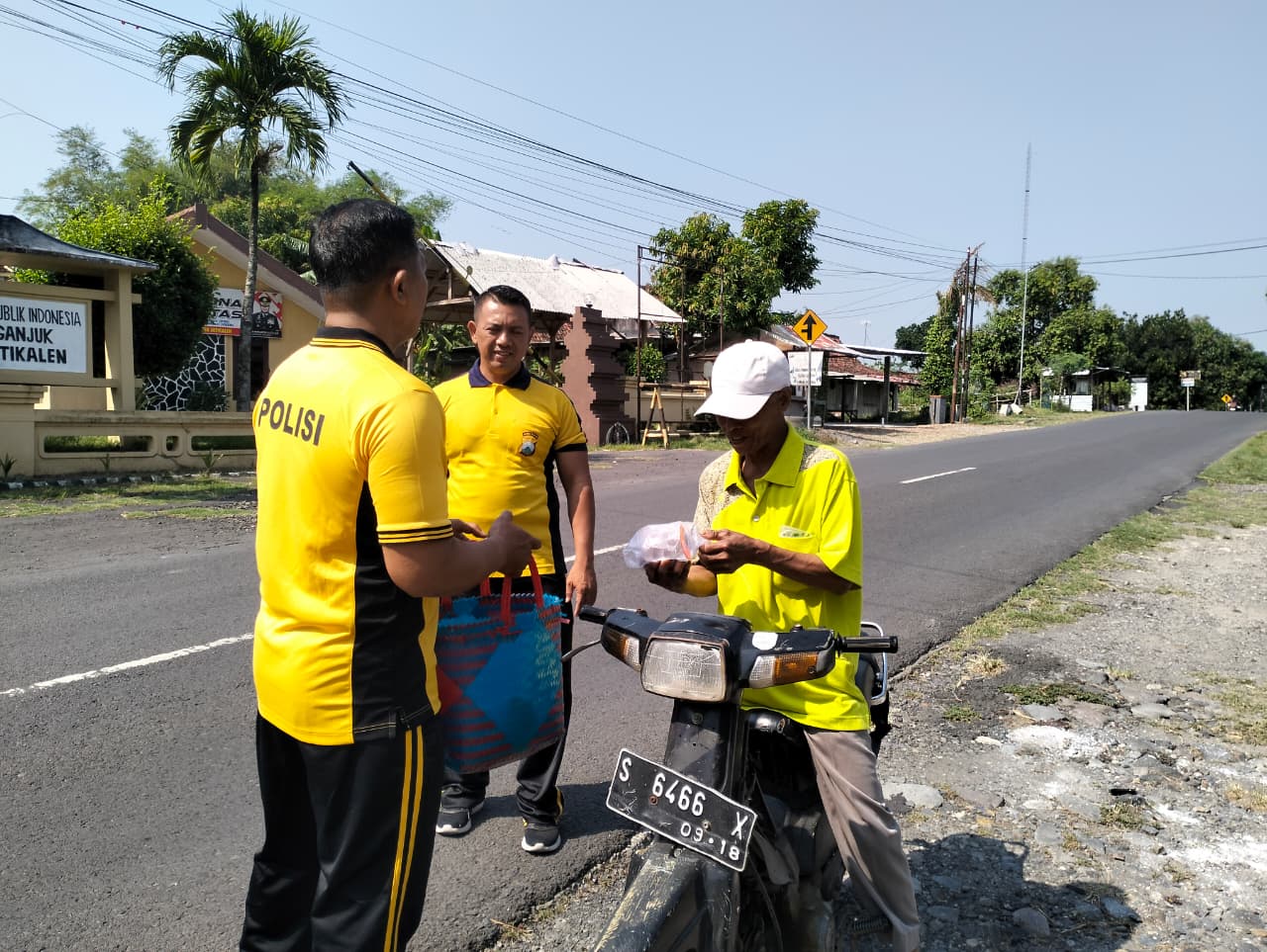 Jum’at Berkah, Polsek Jatikalen Bagikan Nasi Bungkus