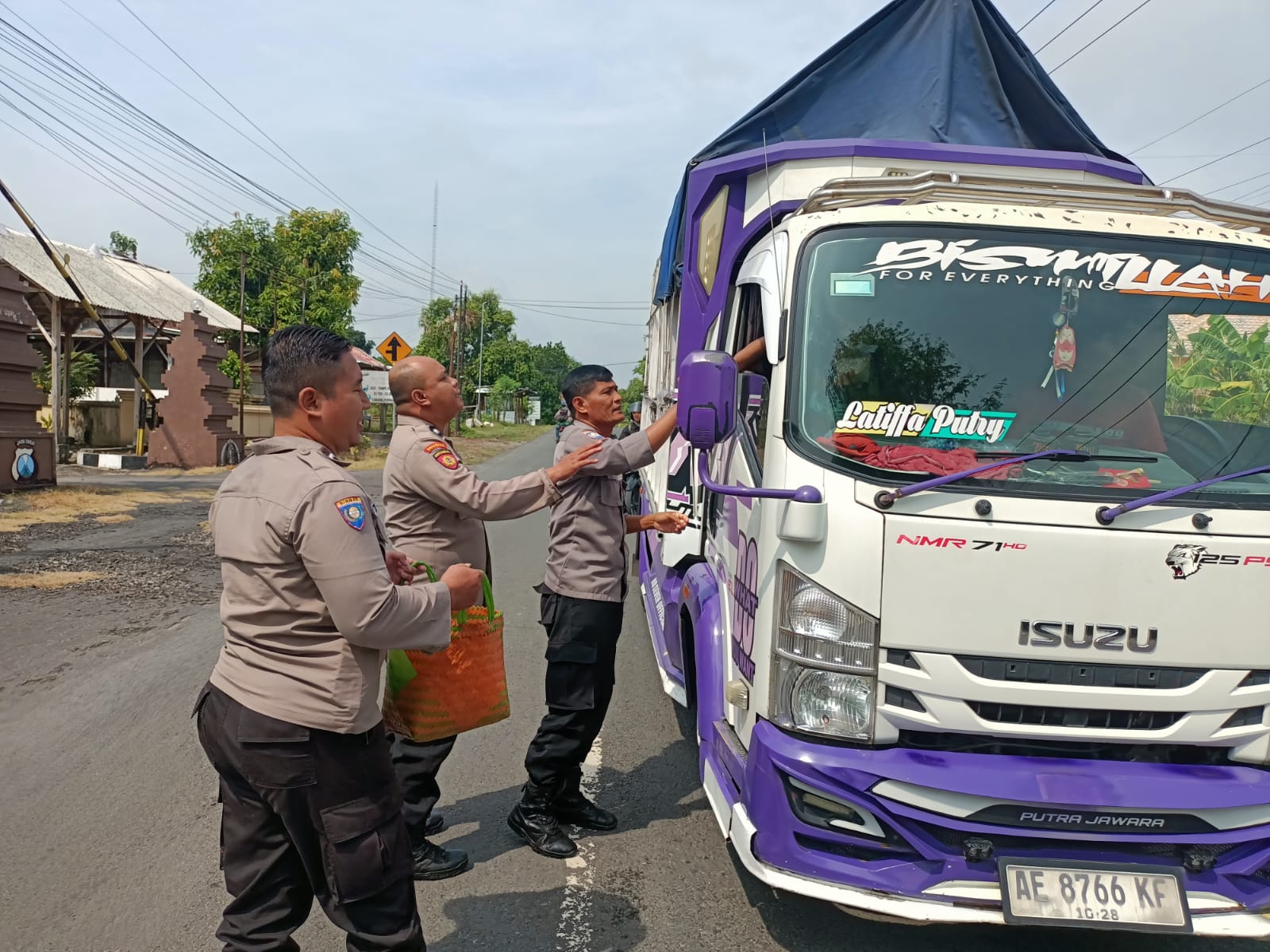 Jumat Berkah, Polsek Jatikalen Bagikan Nasi Bungkus untuk Warga Sekitar