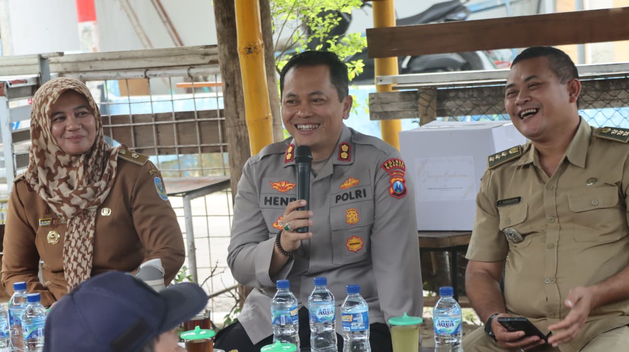 Kapolres Nganjuk Cangkruk Bareng Forkopimcam dan Kades se-Kecamatan Berbek, Sekaligus Salurkan Bantuan Sosial