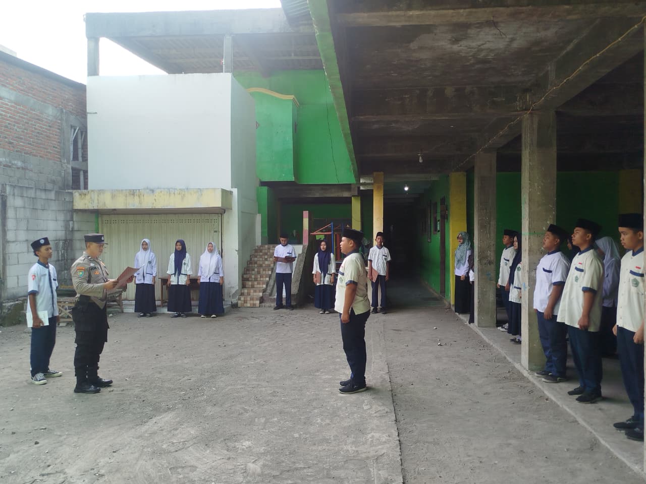 ‎Kapolsek Jatikalen Jadi Irup dan Sebar Personel Jadi Irup Upacara Bendera di Sekolah MTS Panca Murni Kecamatan Jatikalen