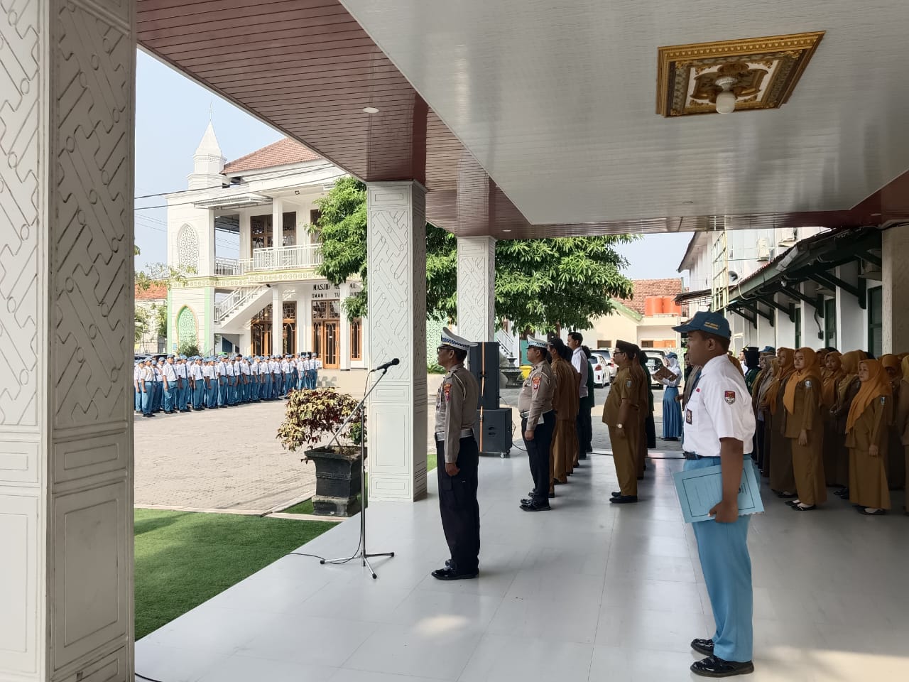 Jadi Pembina Upacara, Kanit Lantas Polsek Warujayeng Ingatkan Pelajar Tidak Terprovokasi Aksi Anarkis