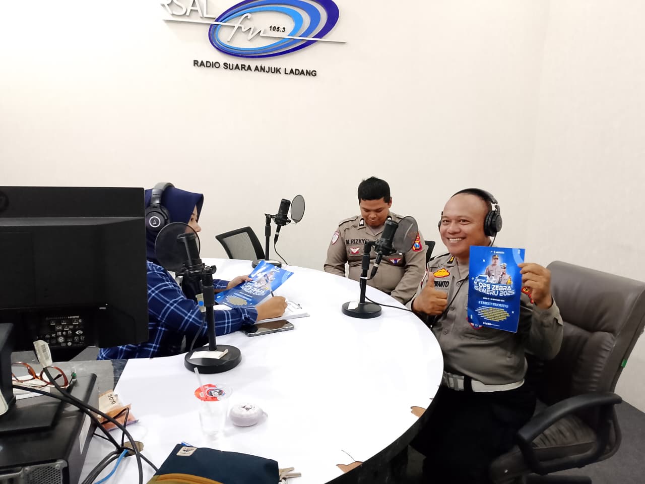 Kanit Kamsel Satlantas Polres Nganjuk Sosialisasikan Operasi Zebra 2025 Lewat Program “Polantas Menyapa” di RSAL FM 105,3