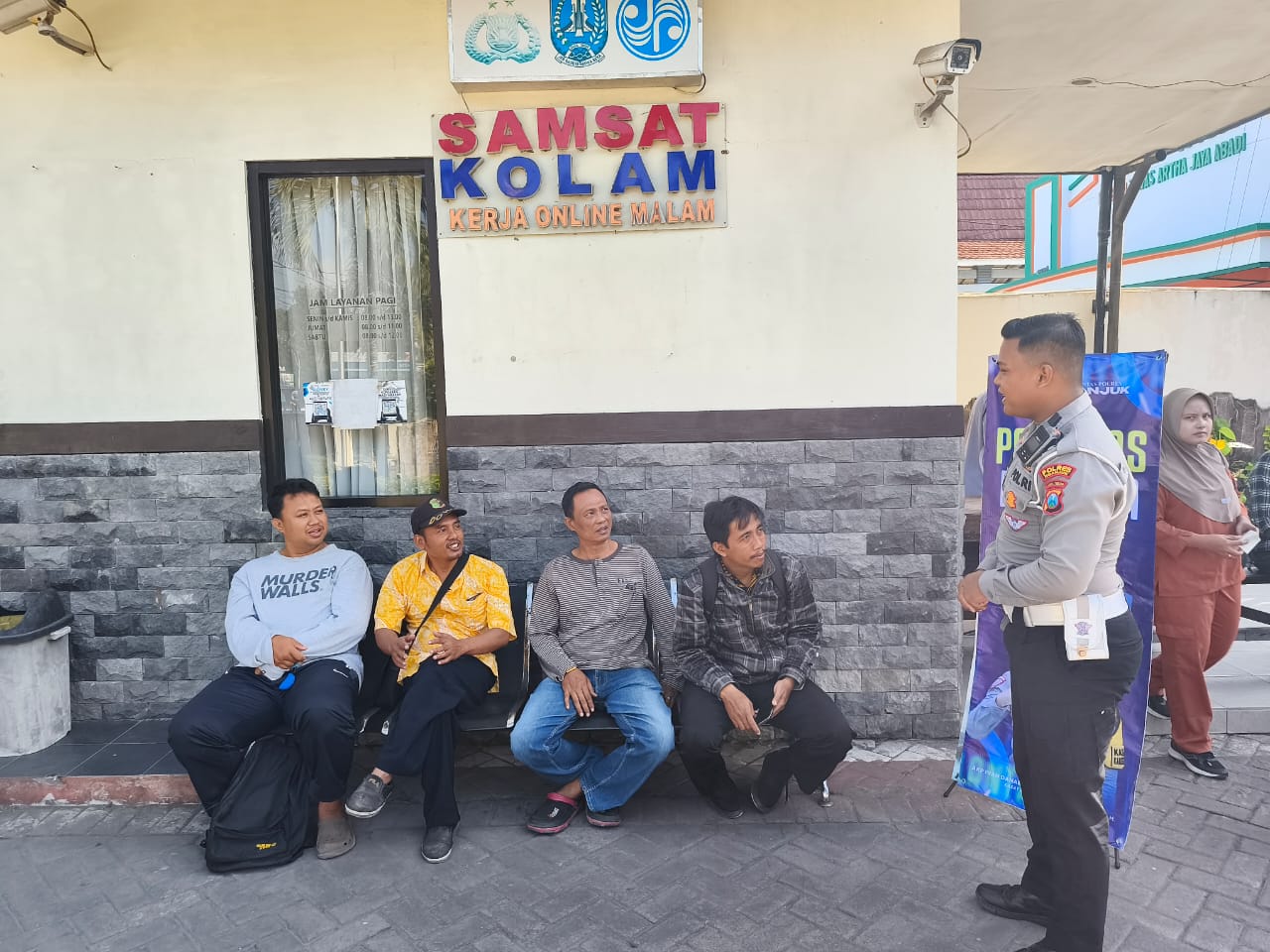 Lewat Program Polantas Menyapa, Satlantas Polres Nganjuk Edukasi Layanan Samsat Kolam untuk Warga Sibuk