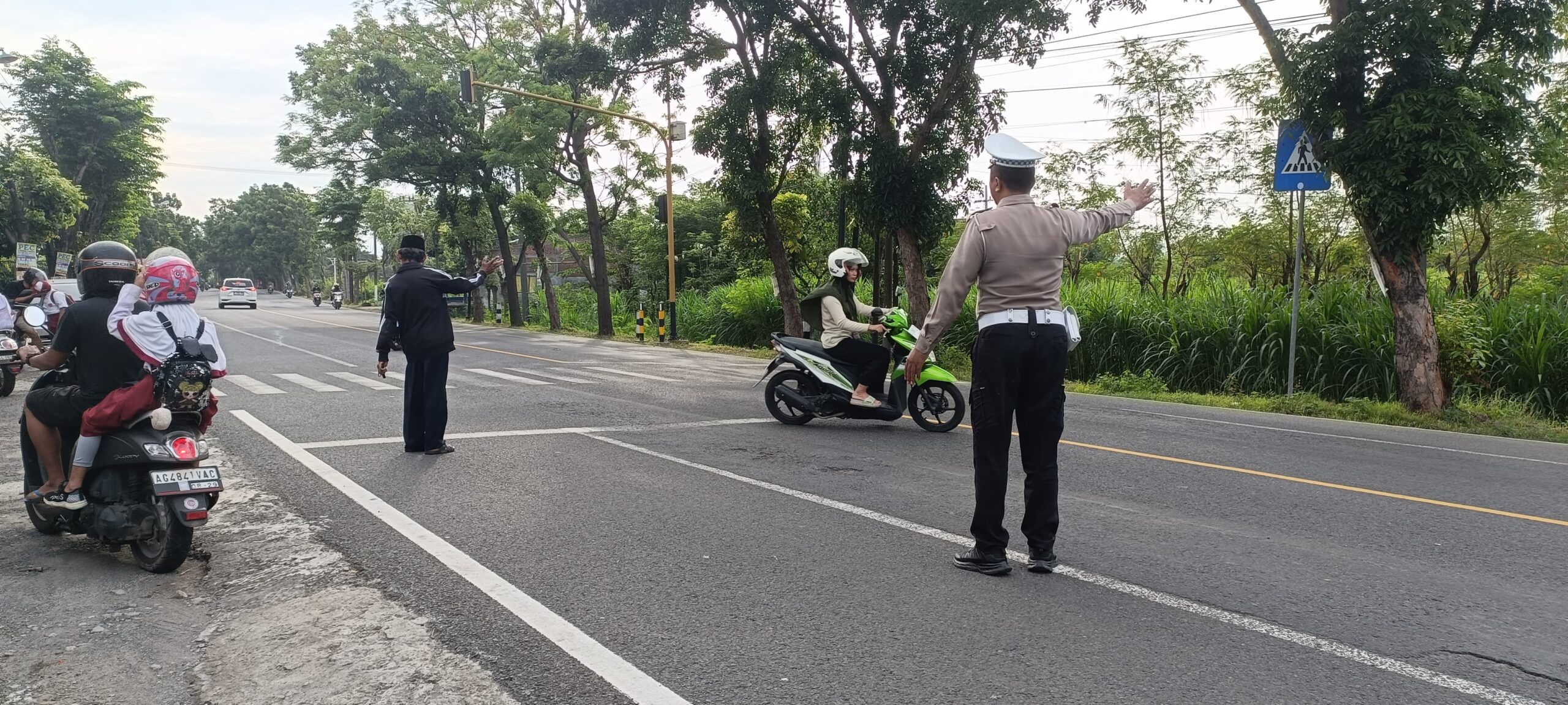 Giat Gaktur Pagi Polsek Kertosono Bantu Penyeberangan Masyarakat