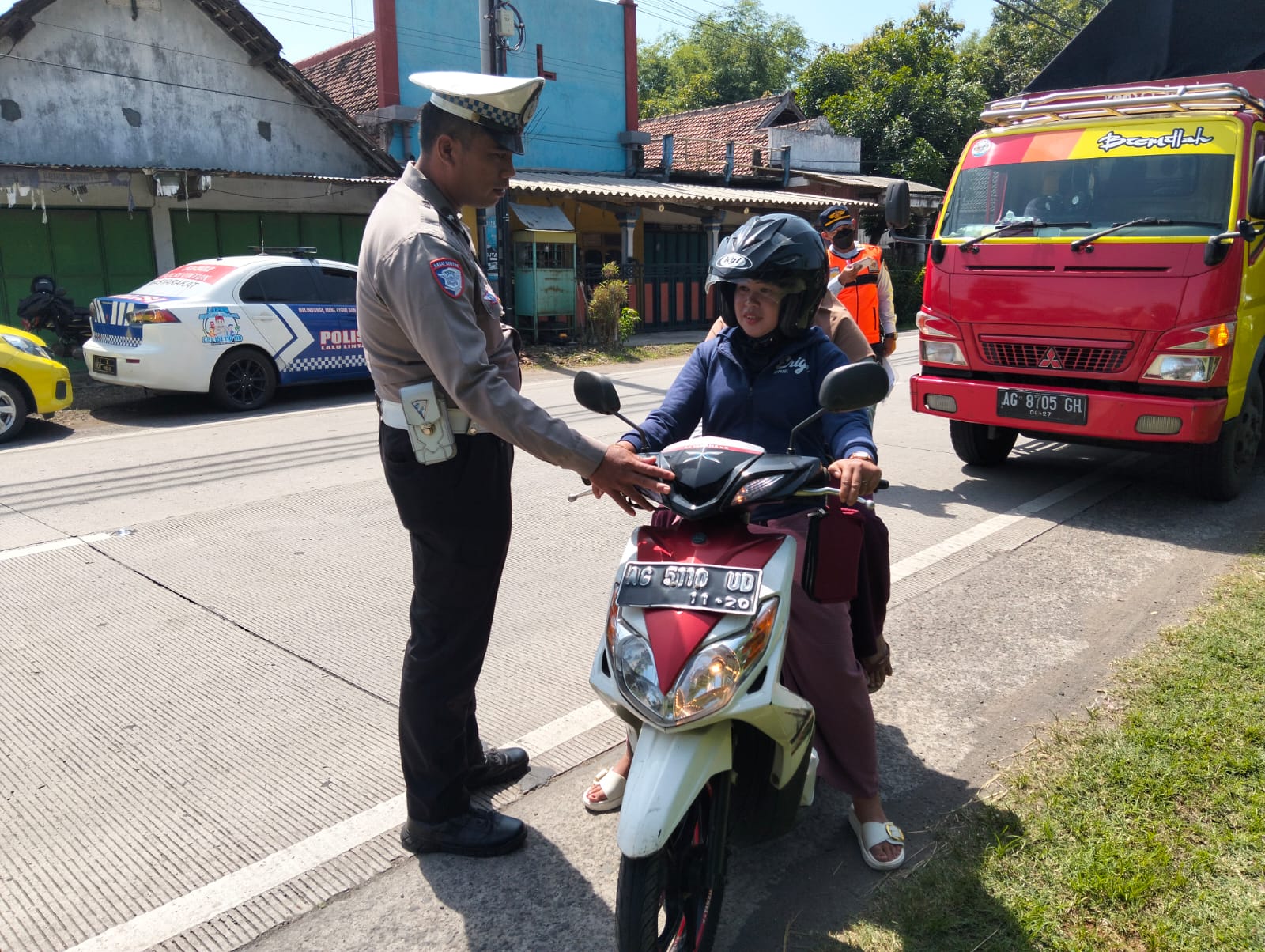Polantas Menyapa: Satlantas Polres Nganjuk Beri Edukasi Humanis kepada Pelanggar di Jalan Raya Sonopatik
