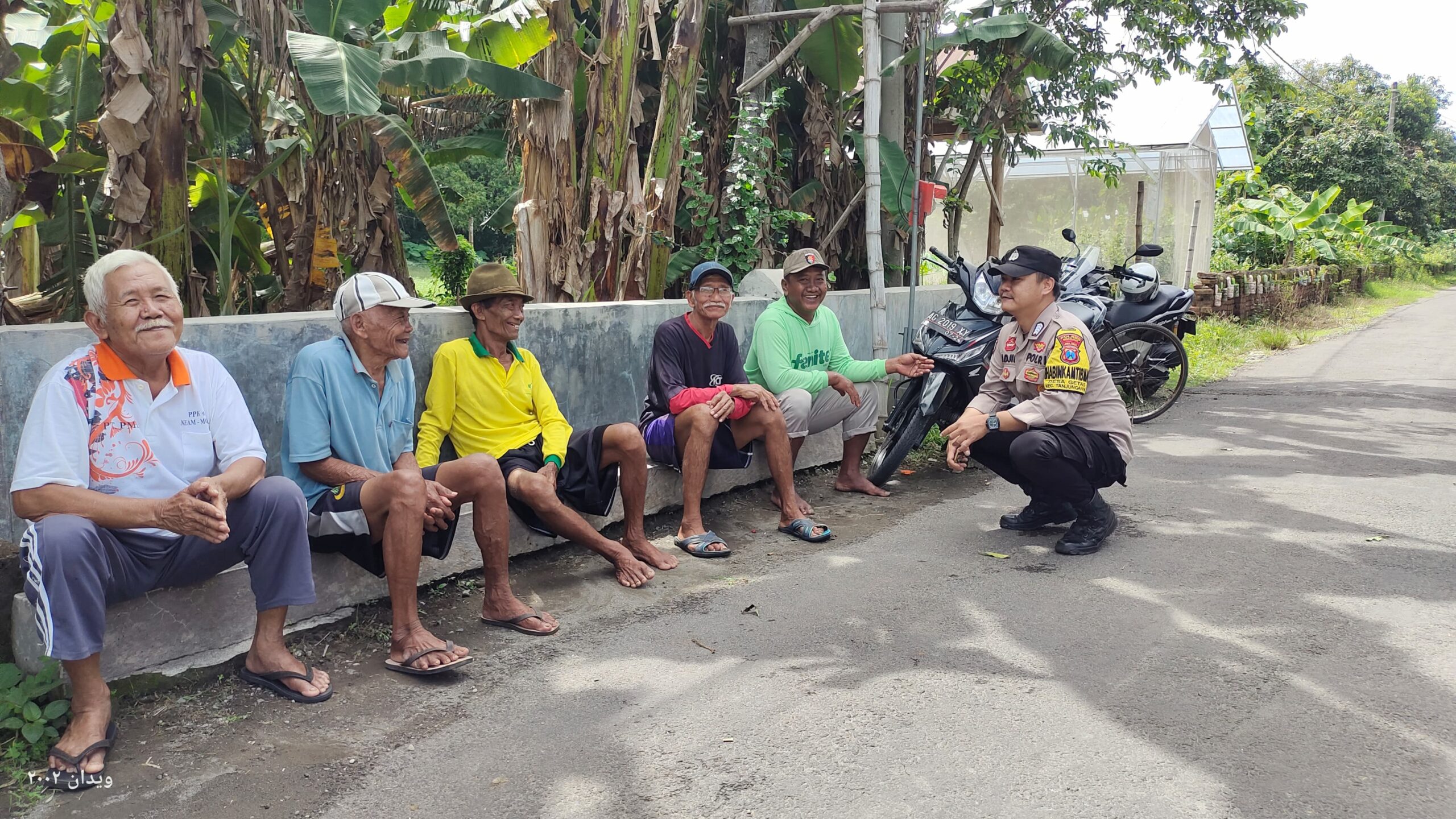 Sambang Desa, Bhabinkamtibmas Getas Beri Pesan Kamtibmas Kepada Warganya