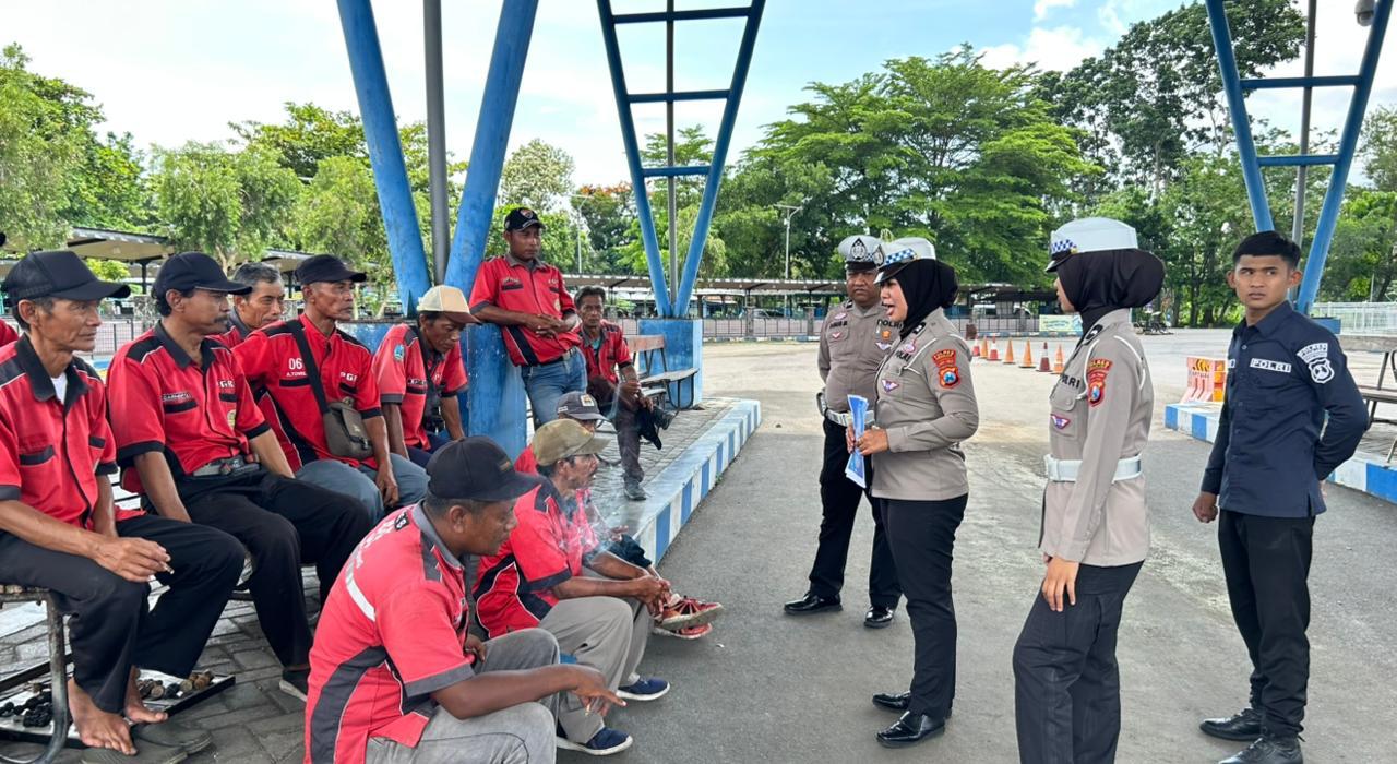 Unit Kamsel Satlantas Polres Nganjuk Sosialisasikan Ops Zebra Semeru 2025 kepada Pedagang Asongan di Terminal