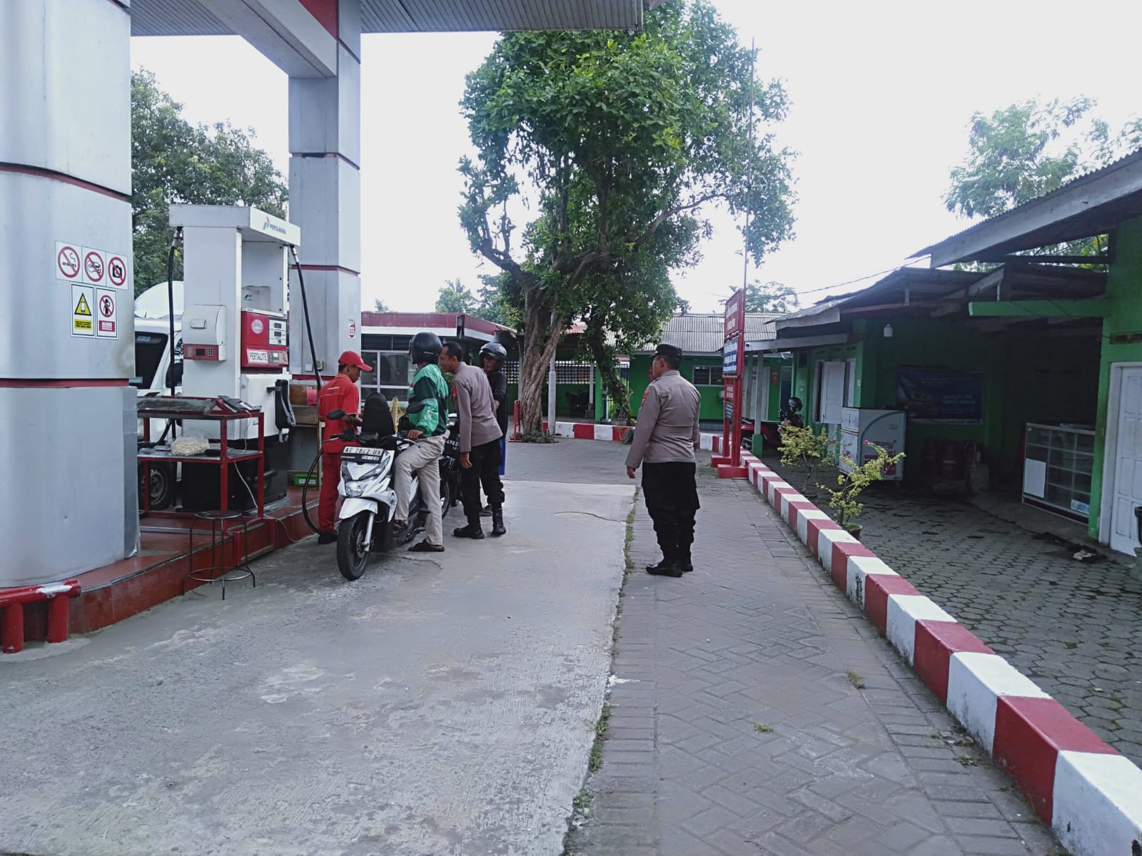 Patroli Polsek Nganjuk Kota Sasar SPBU, Pastikan Stok BBM Aman dan Layani Masyarakat