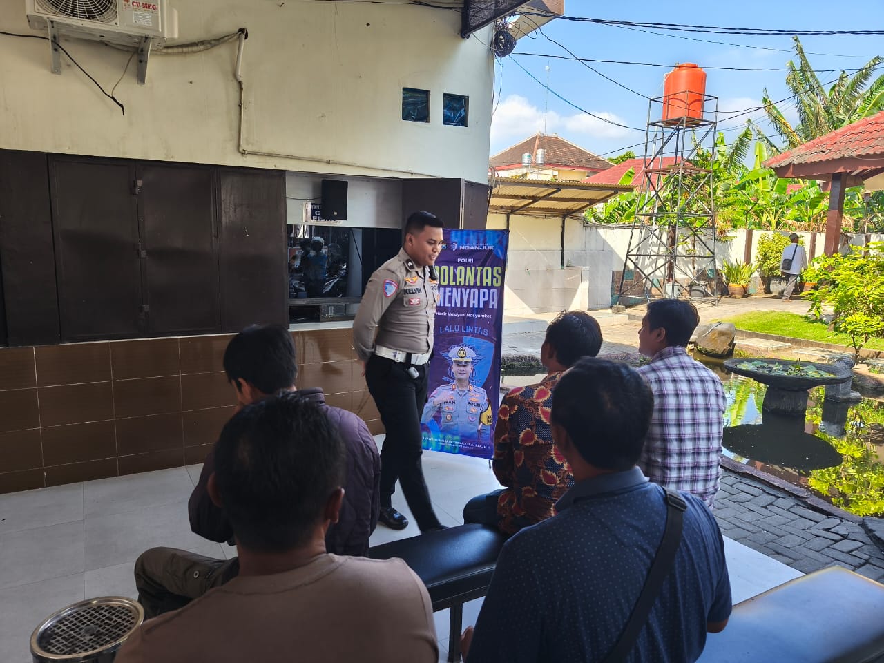 Satlantas Polres Nganjuk Laksanakan “Polantas Menyapa” di Kantor Samsat, Wujudkan Pelayanan yang Humanis dan Dekat dengan Warga