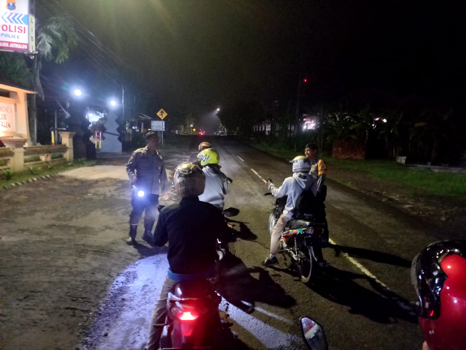 Antisipasi Cegah Gesekan Antar Perguruan Silat, Sajam, handak Polsek Jatikalen Laksanakan Operasi Sreg di depan mapolsek