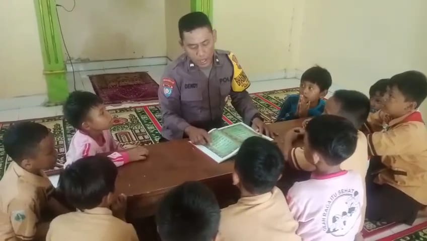 Sambang Sekolah, Bhabinkamtibmas Polsek Nganjuk Kota Ajak Anak-Anak Belajar Mengaji