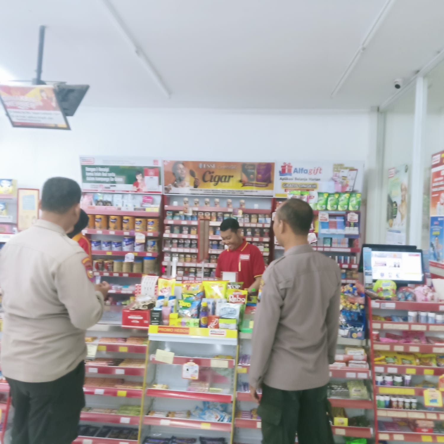 Patroli Alfamart Personil Polsek Jatikalen Berikan Himbauan Dan Pesan Kamtibmas