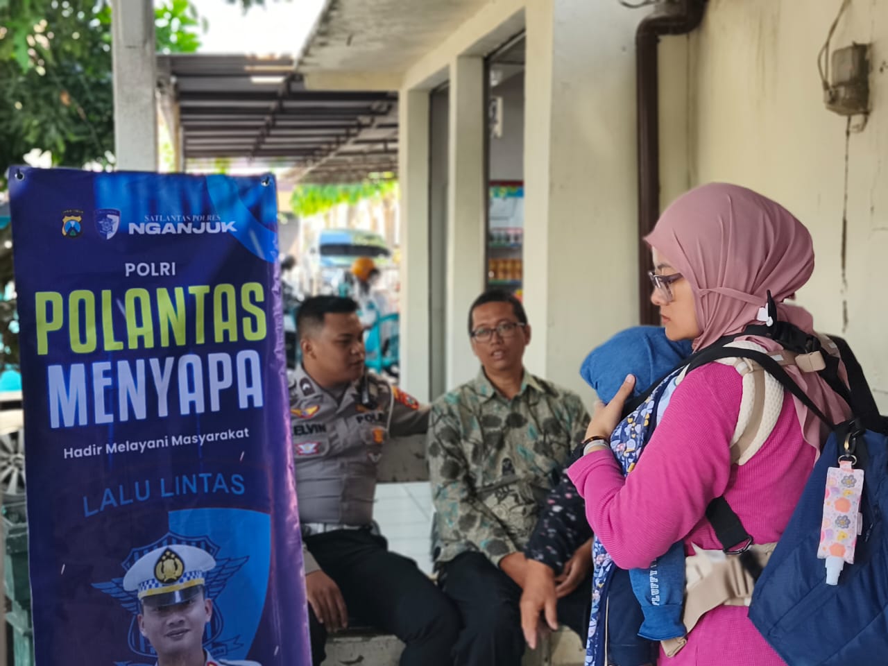 Satlantas Polres Nganjuk Lanjutkan Program “Polantas Menyapa” di Kantor Samsat, Wujudkan Pelayanan Ramah dan Profesional